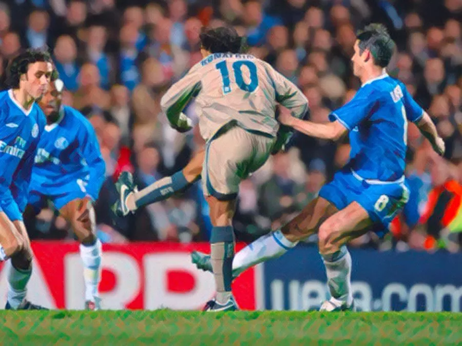 Ronaldinho segna con un tiro di punta in Chelsea Barcellona Champions League 2005