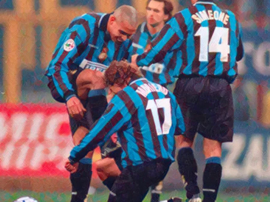 Ronaldo esulta insieme a Moriero dopo il pallonetto nel derby Inter-Milan del 1998 a San Siro
