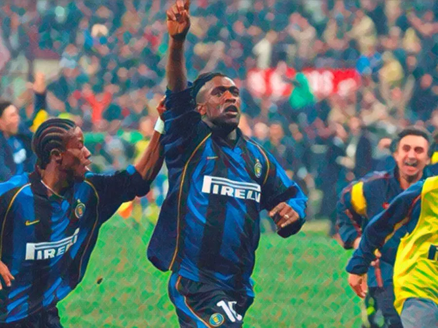 Clarence Seedorf esulta dopo uno dei gol segnati in Inter Juventus del 9 marzo 2002