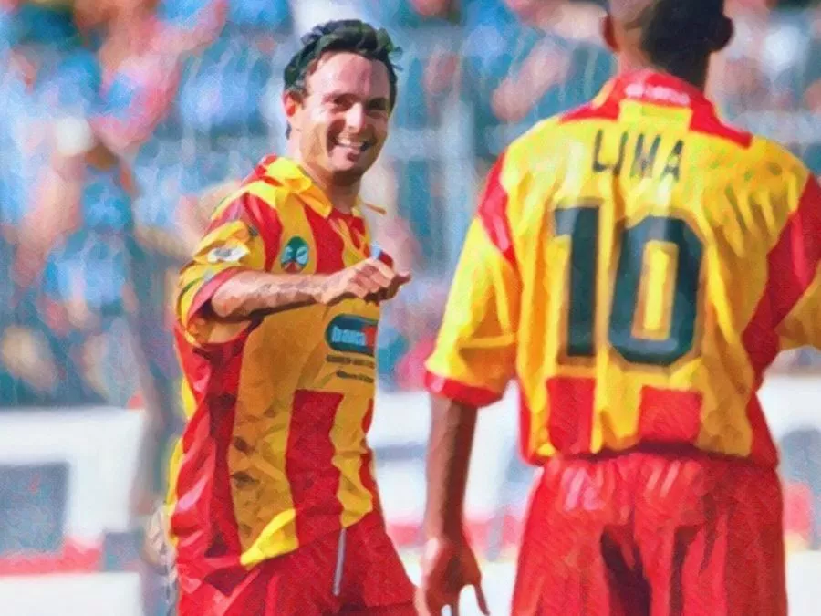 David Sesa esulta dopo il gol su punizione contro l’Inter nel 2000