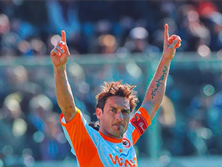 Francesco Totti esulta con la maglia della Roma dopo uno dei gol segnati contro la Fiorentina nel 2011