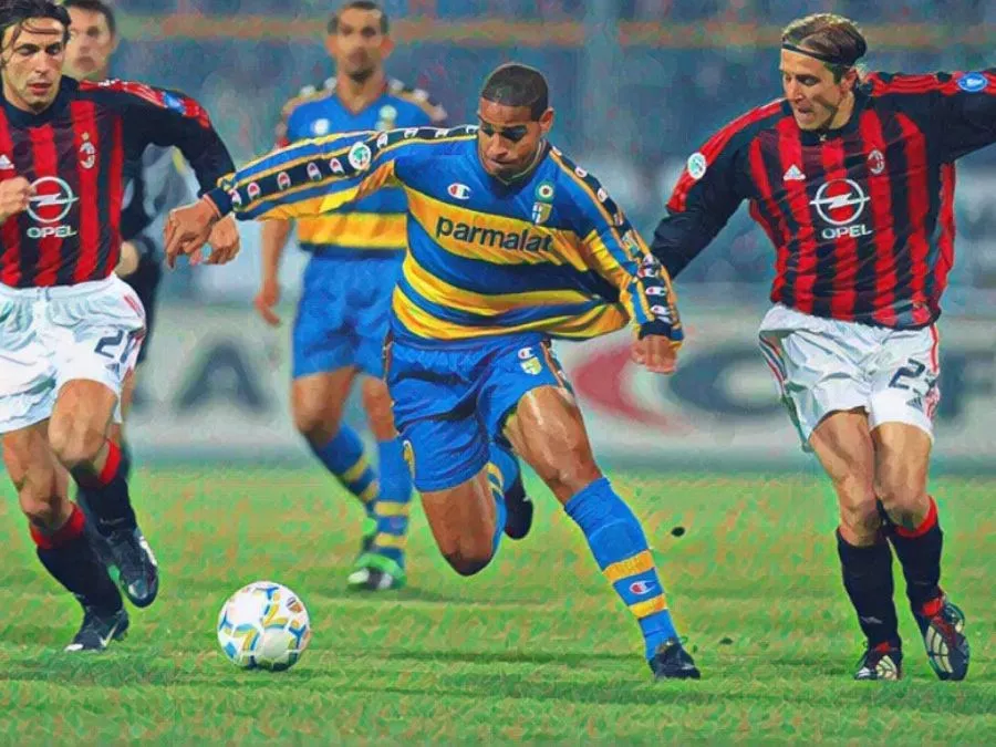 Adriano segna di tacco contro il Milan allo stadio Tardini nel 2003