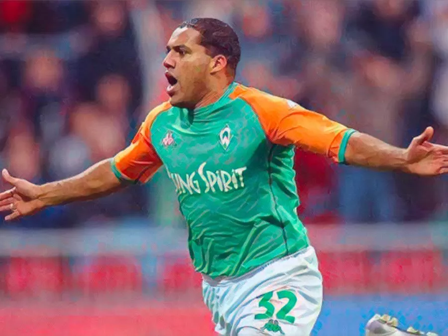 Ailton esulta con la maglia del Werder Brema dopo un gol nella stagione 2003-2004