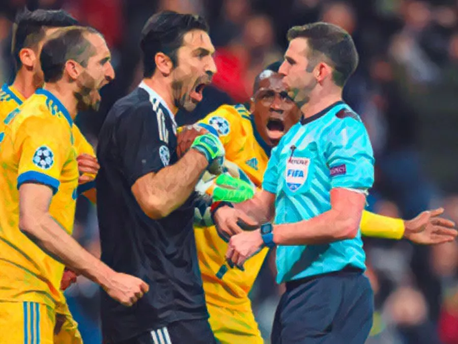 Gianluigi Buffon protesta contro l’arbitro Oliver durante Real Madrid Juventus 2018