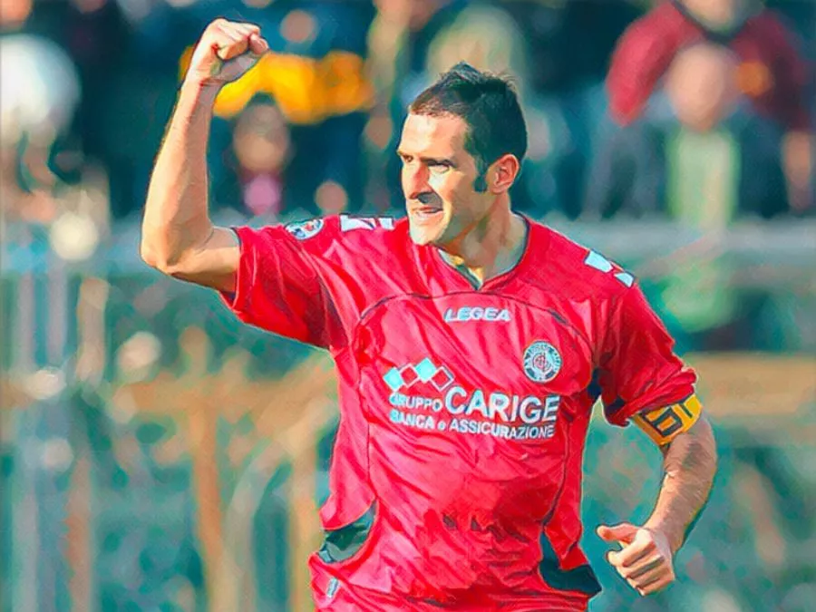 Cristiano Lucarelli esulta con la maglia del Livorno davanti ai tifosi amaranto