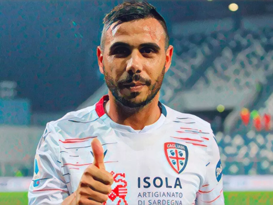 Daniele Ragatzu esulta con la maglia del Cagliari dopo il gol del ritorno in Serie A