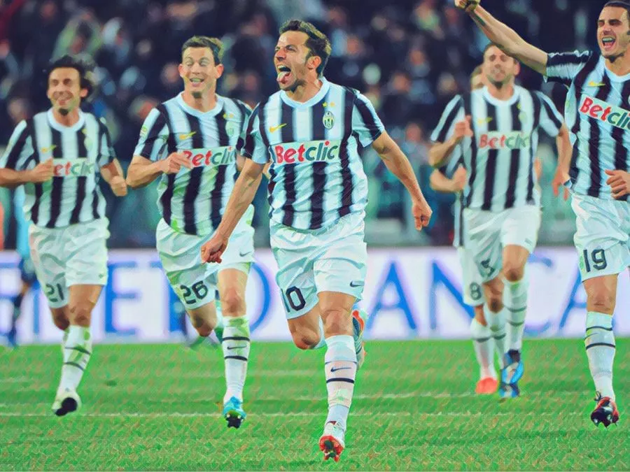 Alessandro Del Piero esulta dopo la punizione decisiva contro la Lazio nel 2012 con la maglia della Juventus