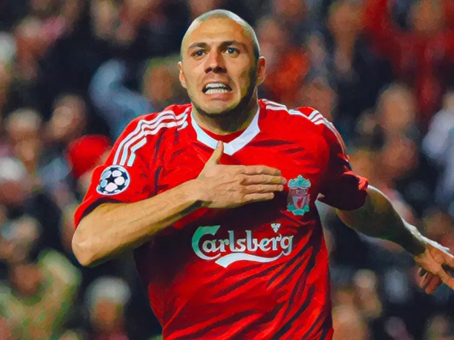 Andrea Dossena esulta con la maglia del Liverpool dopo il gol contro il Real Madrid