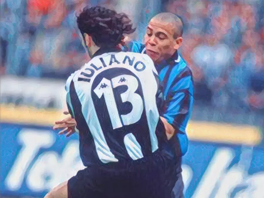 Il contatto tra Ronaldo e Iuliano nell'area della Juventus durante la sfida Scudetto del 1998