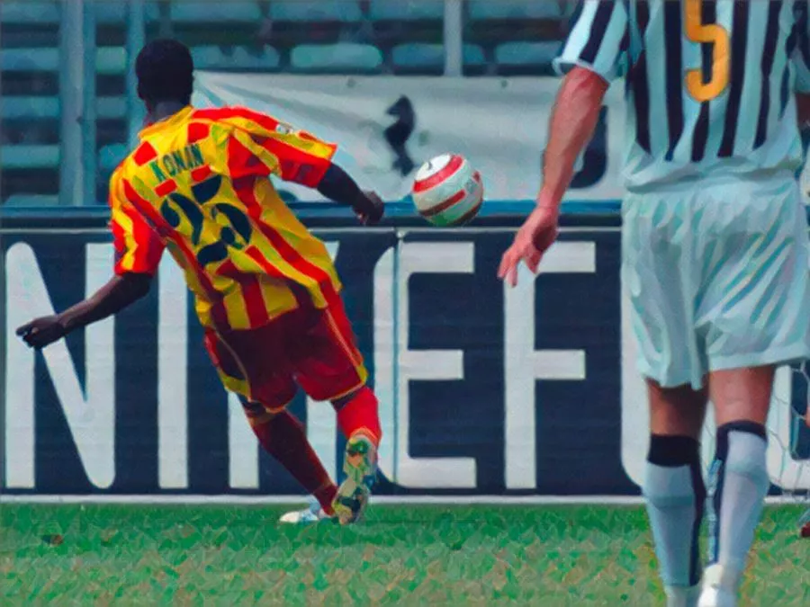 Axel Konan esulta dopo uno dei gol segnati alla Juventus al Delle Alpi nel 2004