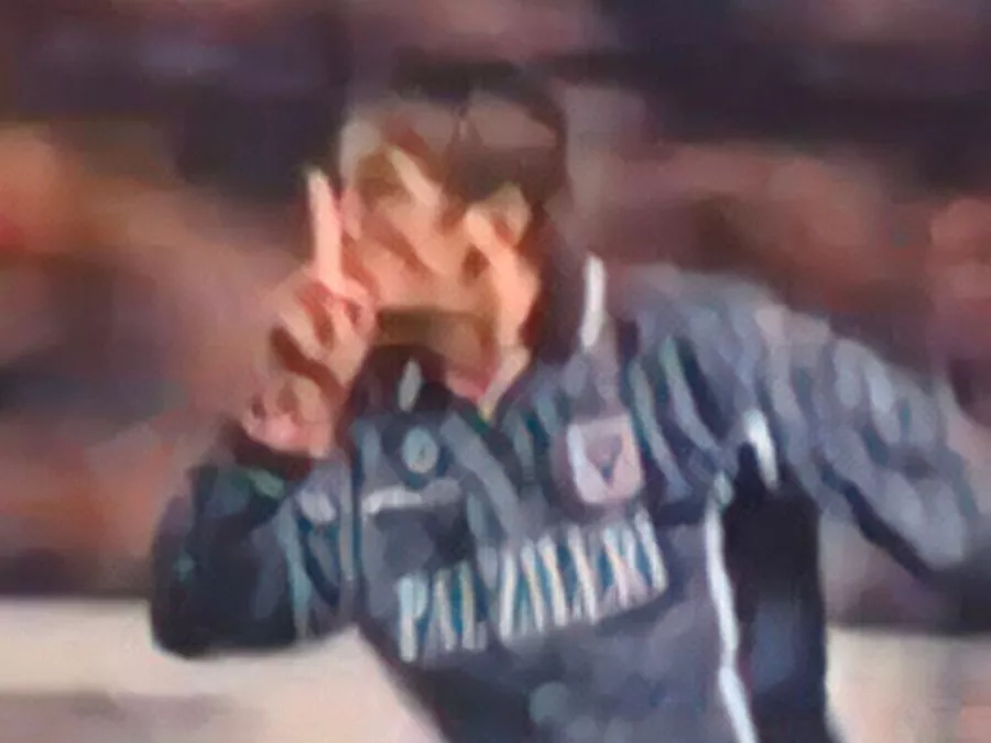 Pasquale Luiso esulta sotto i tifosi del Vicenza a Stamford Bridge nel 1998