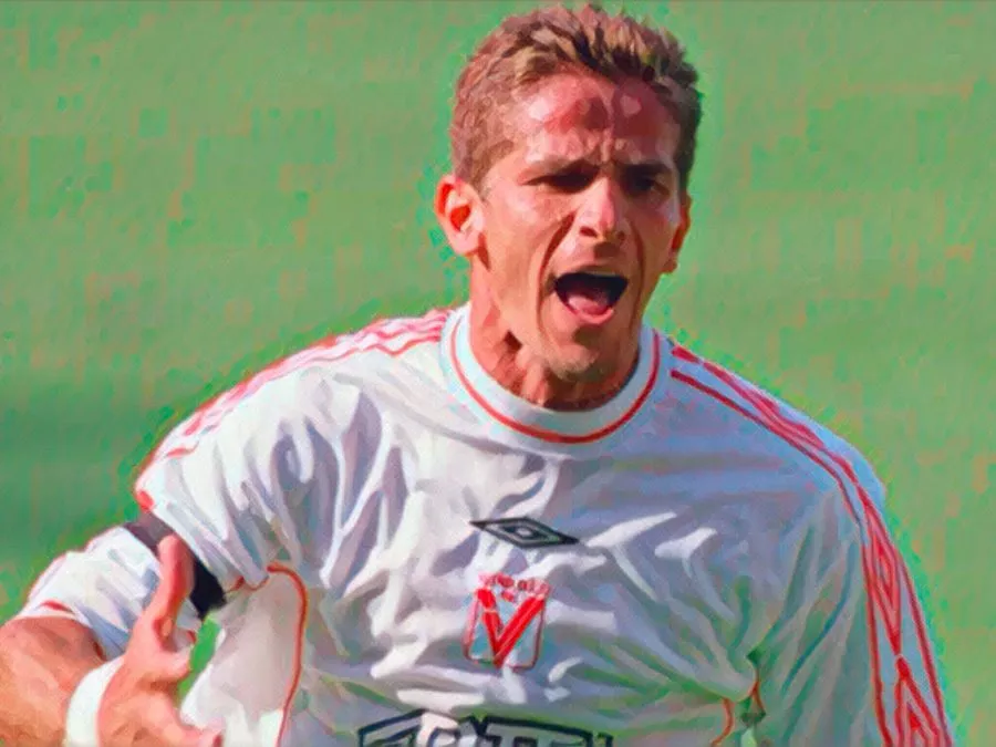 Pasquale Luiso esulta con la maglia del Vicenza durante la Coppa delle Coppe 1997/98