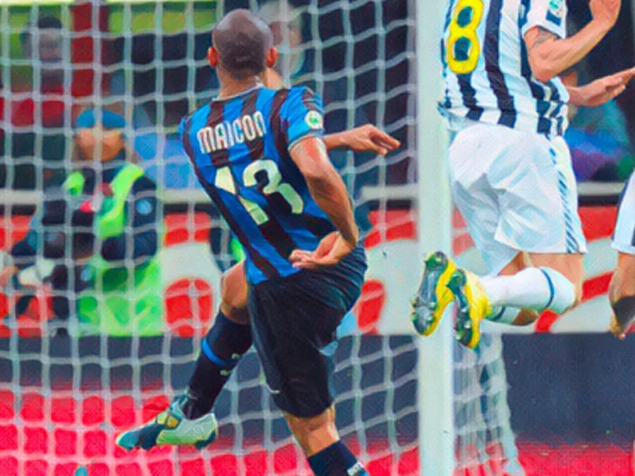 Maicon segna il gol alla Juventus a San Siro nel 2010