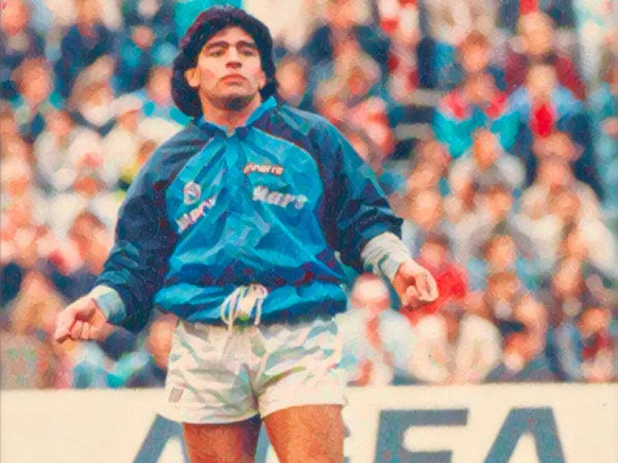 Diego Armando Maradona durante il riscaldamento sulle note di Live is Life nel 1989