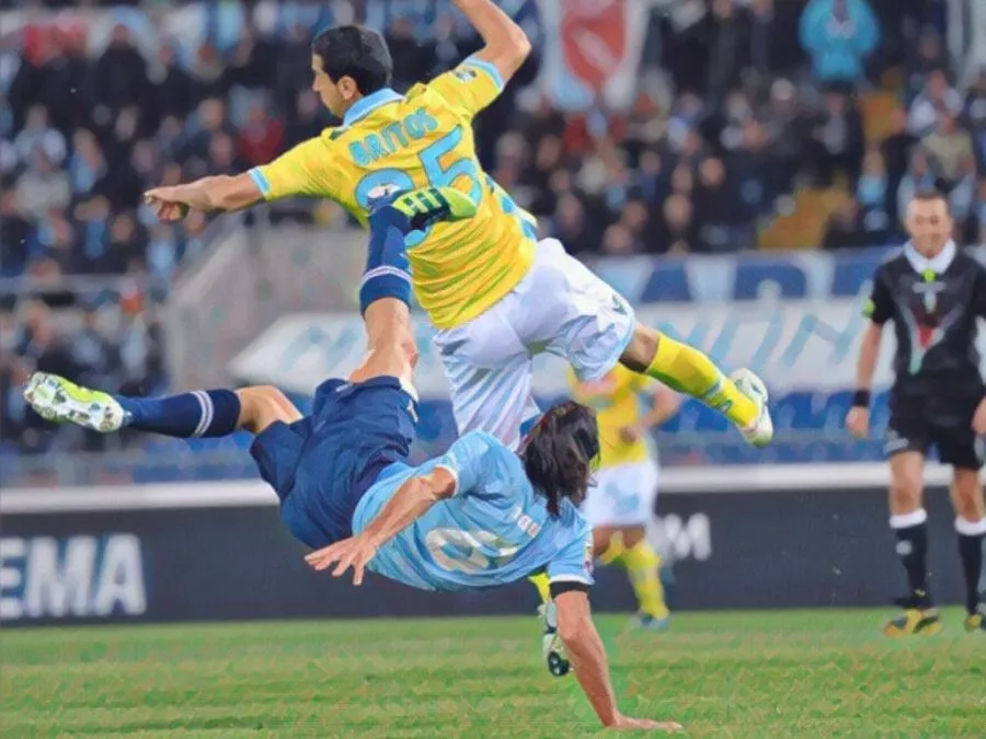 Stefano Mauri segna in rovesciata contro il Napoli allo stadio Olimpico nel 2012