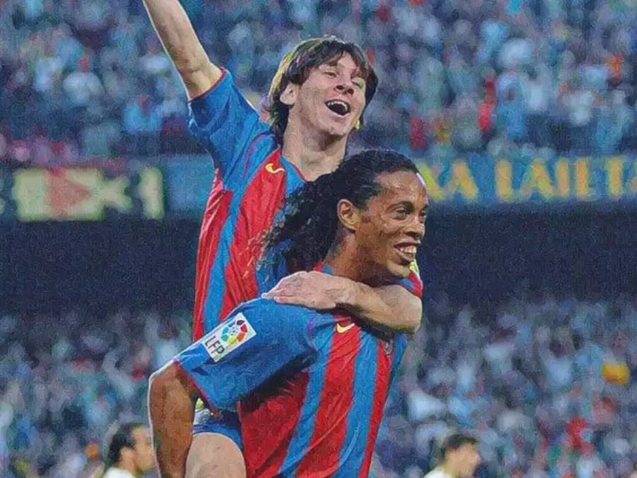 Lionel Messi esulta insieme a Ronaldinho dopo il suo primo gol con il Barcellona nel 2005
