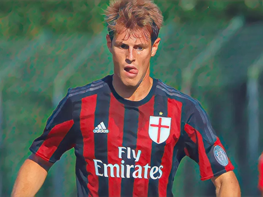 Michelangelo Albertazzi con la maglia del Milan durante il periodo nelle giovanili