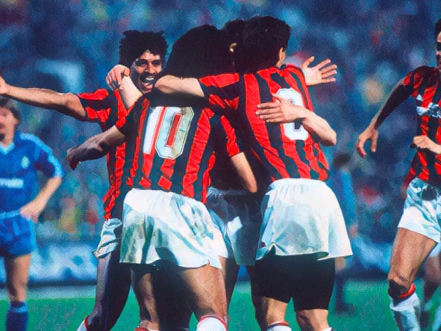 I giocatori del Milan esultano dopo un gol contro il Real Madrid nel 1989 a San Siro