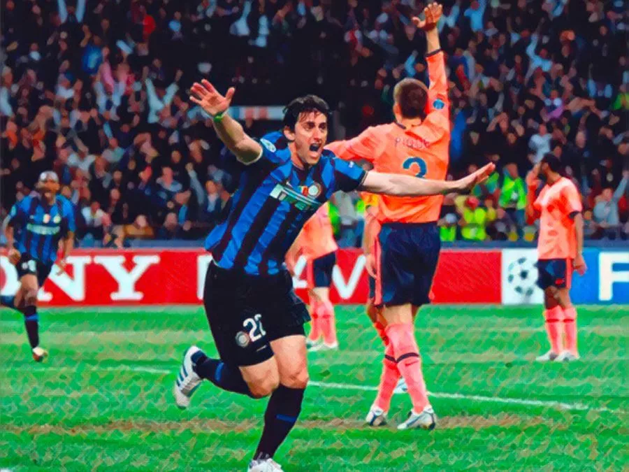 Diego Milito esulta dopo il gol contro il Barcellona nella semifinale di Champions League 2010