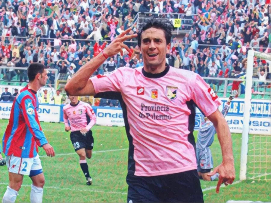 Esultanza di Luca Toni del Palermo dopo un gol nel derby contro il Catania del 2004 al Barbera