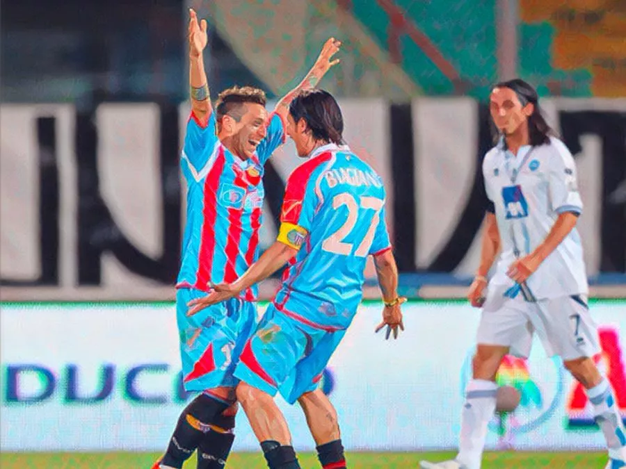 Papu Gomez esulta dopo il gol contro l'Atalanta con la maglia del Catania