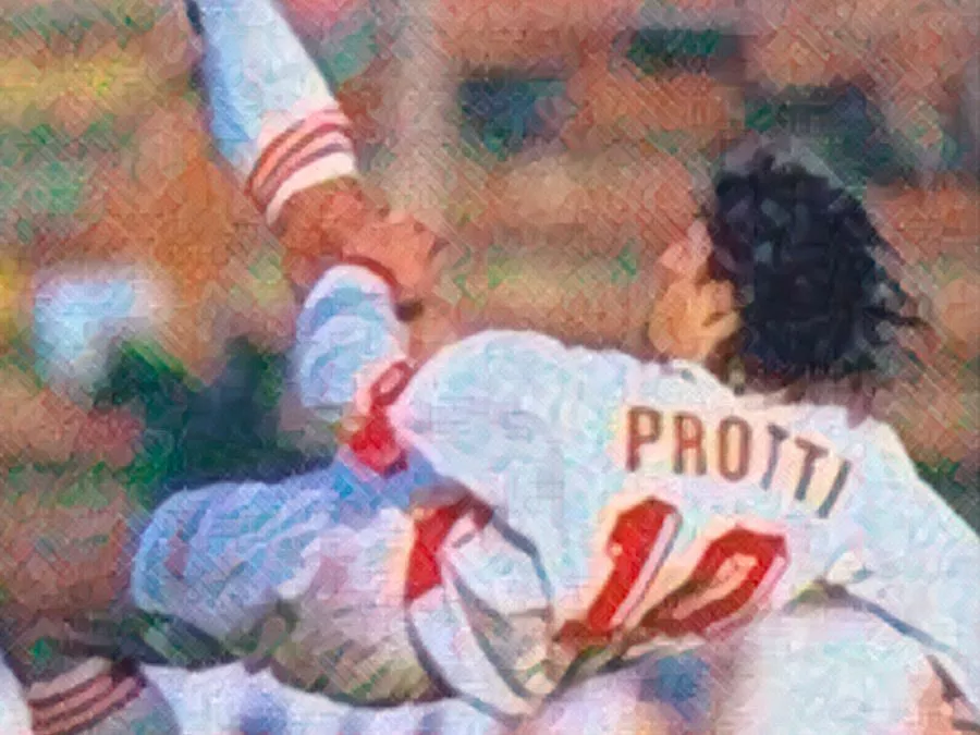 Igor Protti in rovesciata segna contro la Fiorentina allo stadio San Nicola nel 1995