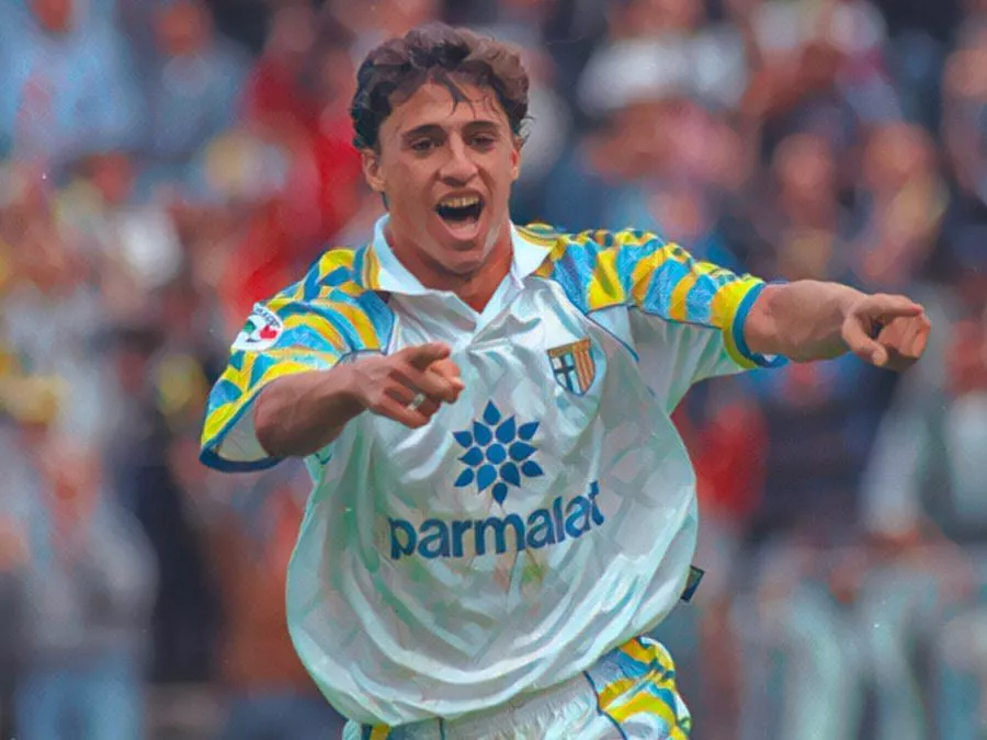 Hernan Crespo esulta dopo il gol in Roma-Parma del 1997