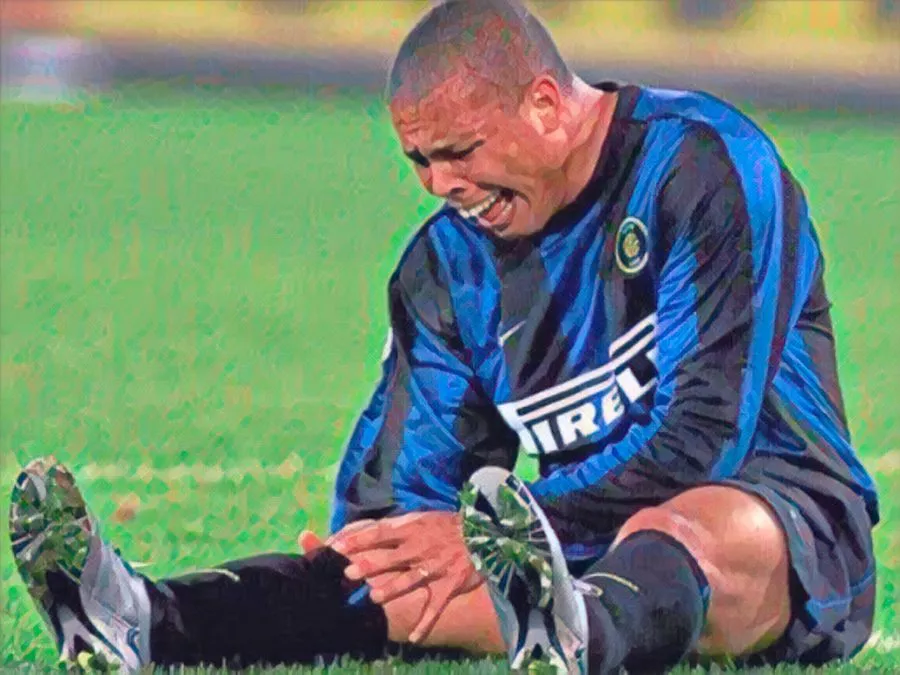 Ronaldo a terra dolorante dopo l’infortunio al ginocchio nel 2000 all’Olimpico