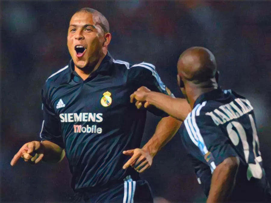 Ronaldo Nazario esulta dopo uno dei gol segnati al Manchester United all'Old Trafford nel 2003