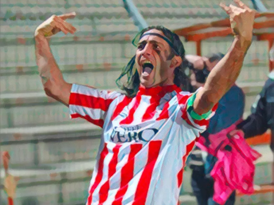 Stefan Schwoch calcia al volo segnando nel derby Vicenza-Verona del 2003