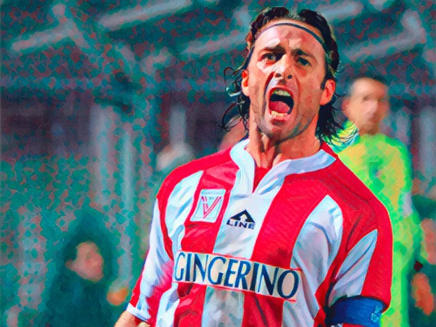 Stefan Schwoch esulta con la maglia del Vicenza dopo un gol