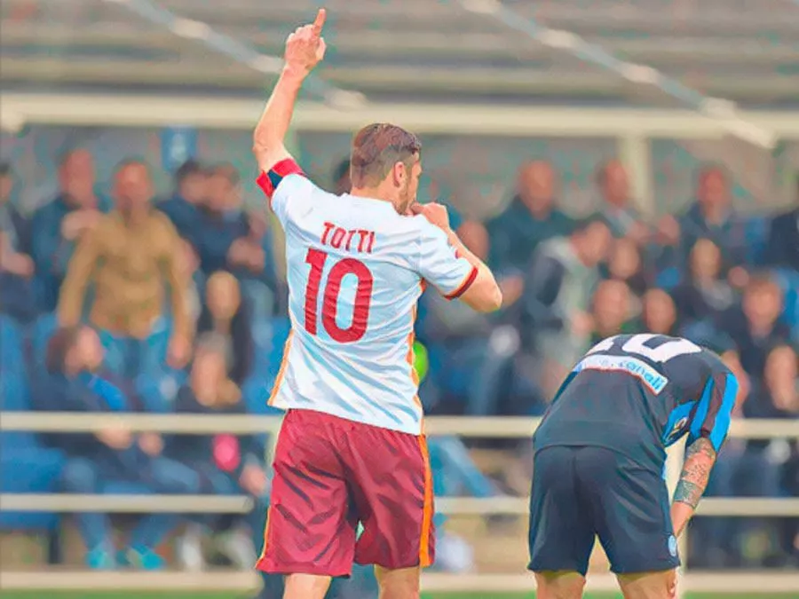 Francesco Totti esulta dopo il gol contro l’Atalanta nel 2016