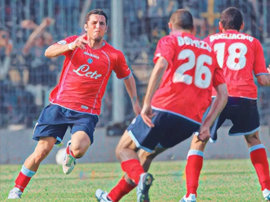 Ivano Trotta esulta dopo il gol al volo contro il Frosinone nel 2007