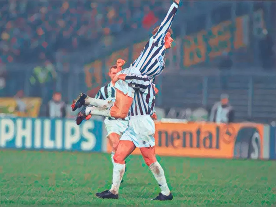 Gianluca Vialli esulta dopo il gol contro il Nantes nella semifinale di Champions League 1996