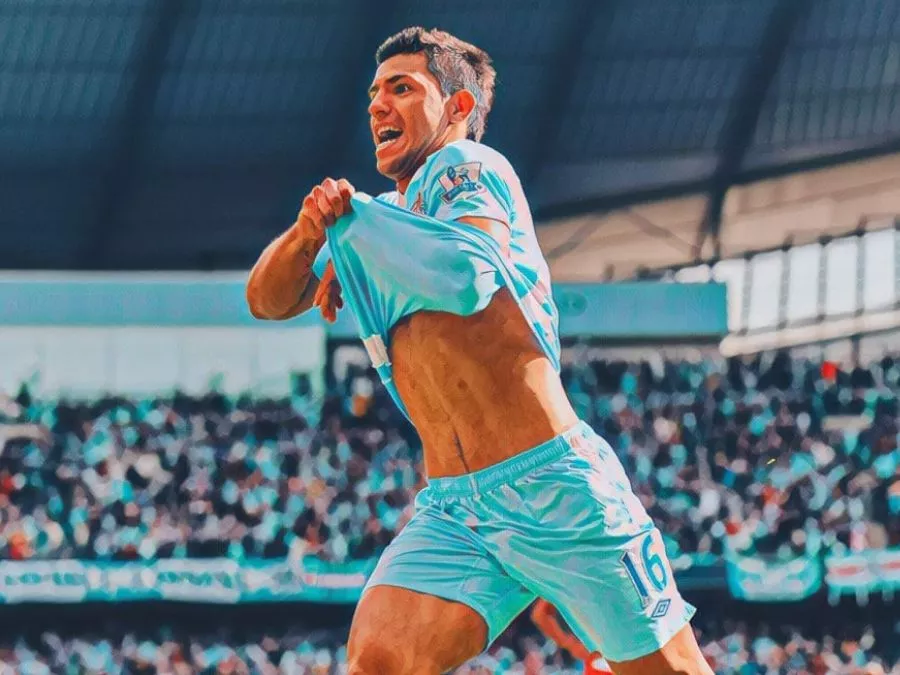 Sergio Agüero esulta dopo il gol decisivo contro il QPR che consegna al Manchester City la Premier League 2012