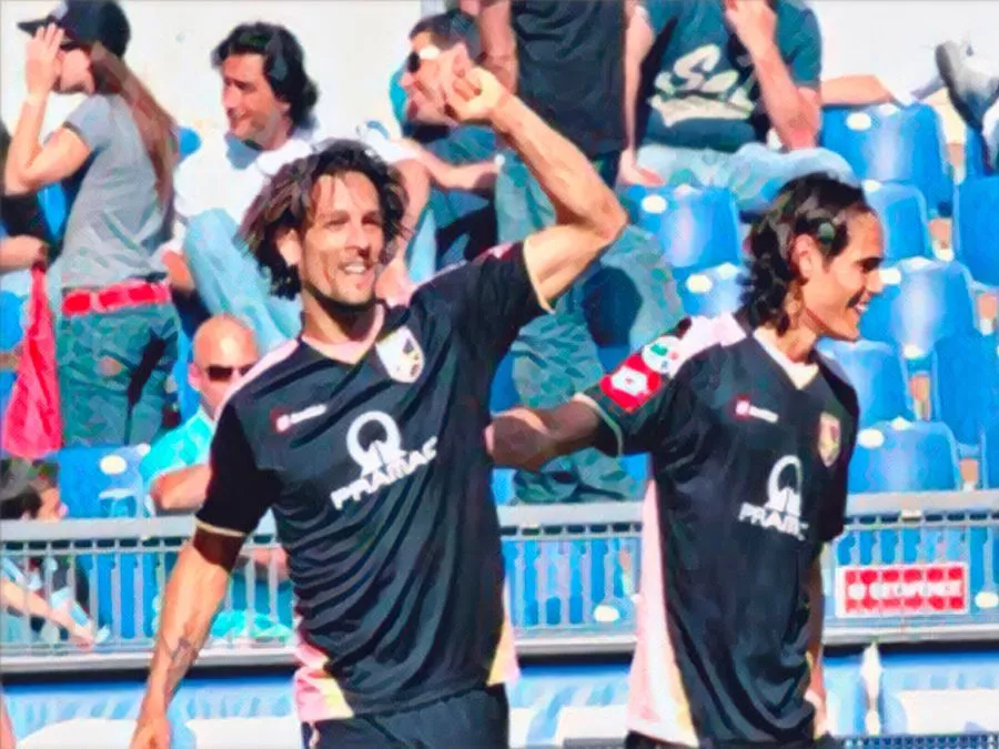 Amauri esulta con la maglia del Palermo dopo una doppietta contro la Lazio nel 2008