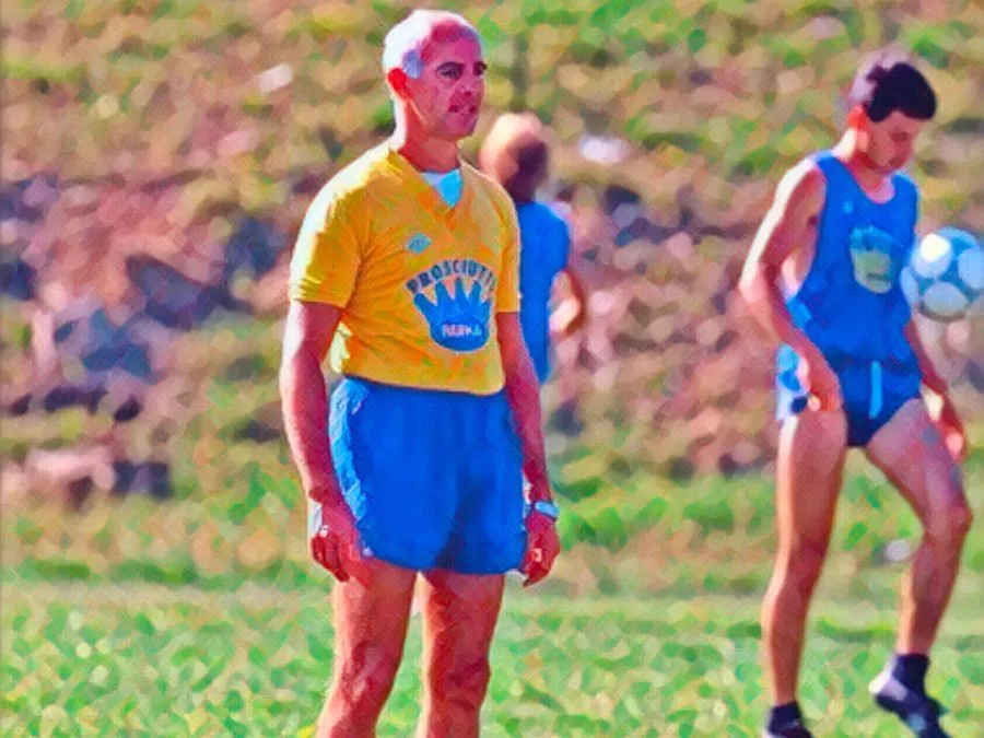 Un giovane Arrigo Sacchi durante un allenamento del Parma nella stagione 1985/86