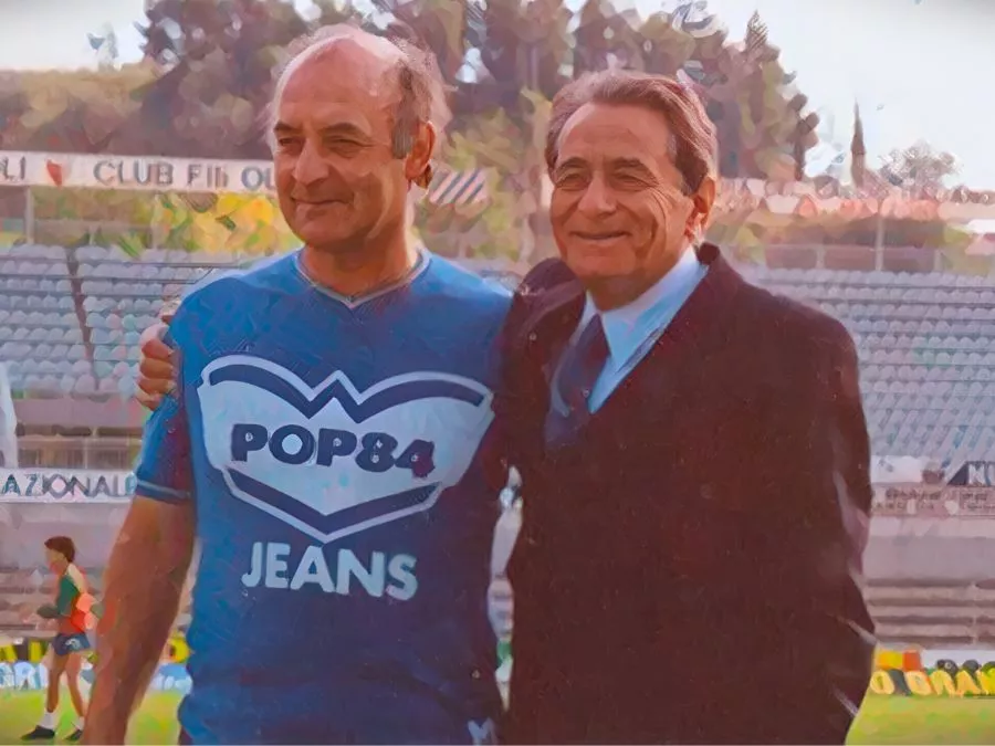 Il presidente Costantino Rozzi e l'allenatore Carlo Mazzone festeggiano sul prato dello Stadio Del Duca la prima promozione in Serie A dell'Ascoli nel 1974