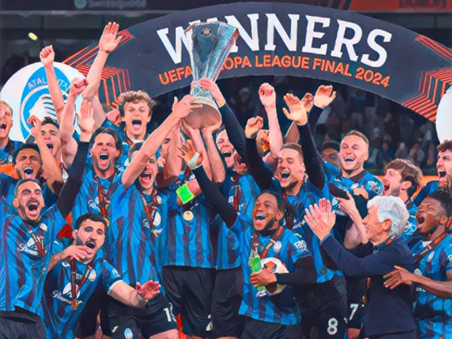 I giocatori dell'Atalanta sollevano l'Europa League festeggiandola a Dublino nel 2024