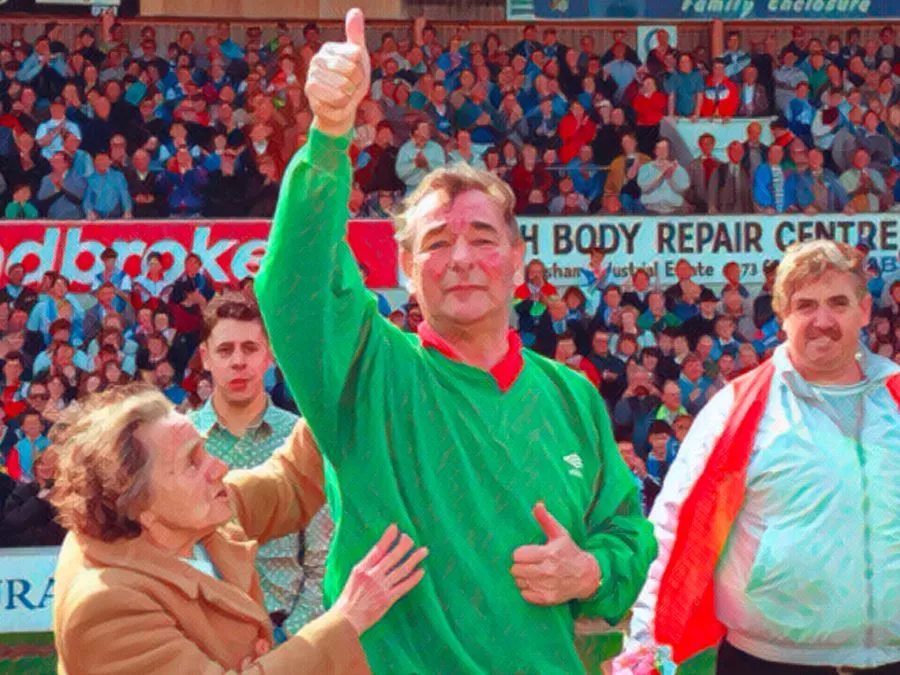 Brian Clough sulla panchina del Nottingham Forest durante la sua ultima partita da allenatore nel 1993