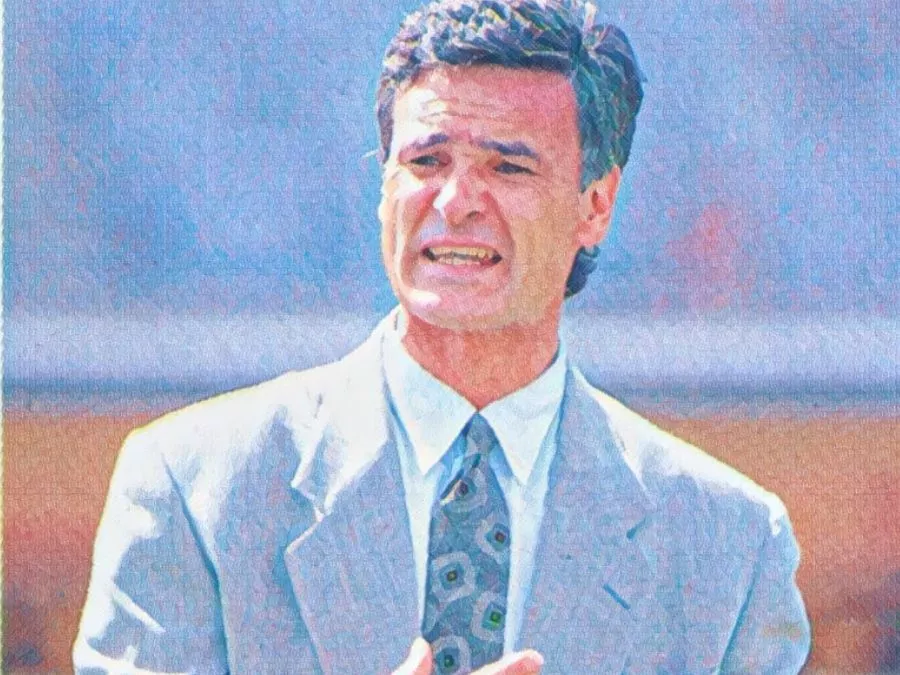 Claudio Ranieri in panchina con il Cagliari nel 1990