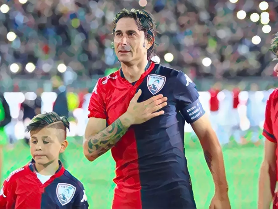 Daniele Conti saluta i tifosi del Cagliari al Sant'Elia durante il suo addio al calcio nel 2016