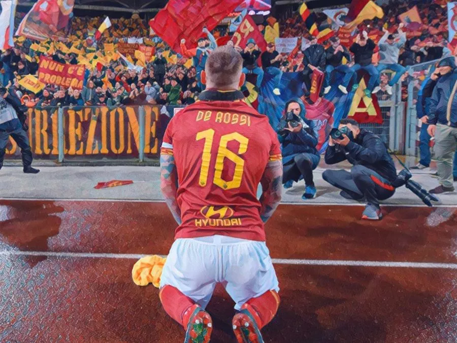 Daniele De Rossi in lacrime saluta i tifosi della Roma sotto la Curva Sud durante la cerimonia d'addio nel 2019