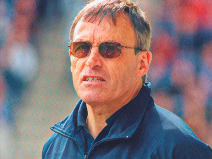Dario Gradi sulla panchina del Crewe Alexandra durante una partita di campionato