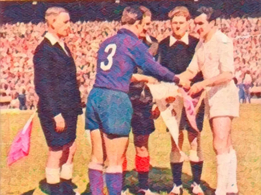 I capitani di Real Madrid e Fiorentina si scambiano i gagliardetti prima della finale di Coppa dei Campioni 1957 al Santiago Bernabéu