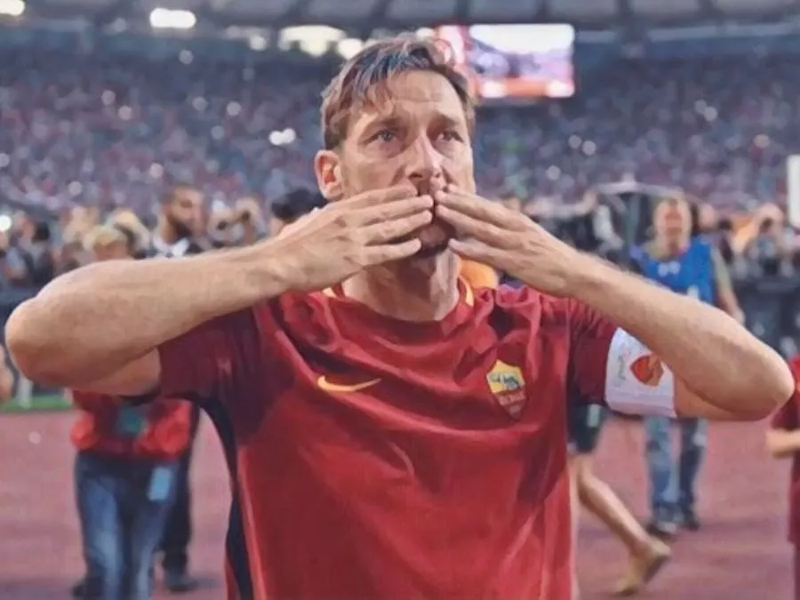 Francesco Totti con la fascia di capitano saluta in lacrime la Curva Sud dello Stadio Olimpico il 28 maggio 2017