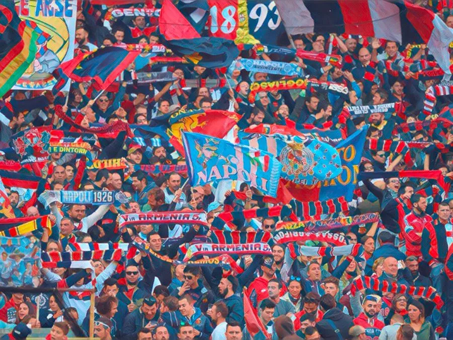 Tifosi del Genoa e del Napoli insieme nella stessa curva a sancire un gemellaggio nato nel 1982