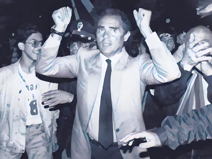 L'allenatore del Cosenza Gianni di Marzio festeggia la promozione in Serie B il 5 giugno 1988