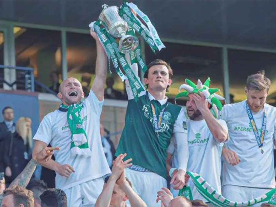 I giocatori dell'Hibernian sollevano la Coppa di Scozia nel 2016 dopo la vittoria contro i Rangers