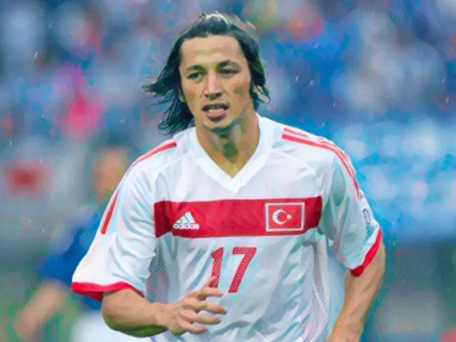 Ilhan Mansiz con la maglia della Turchia durante i Mondiali del 2002